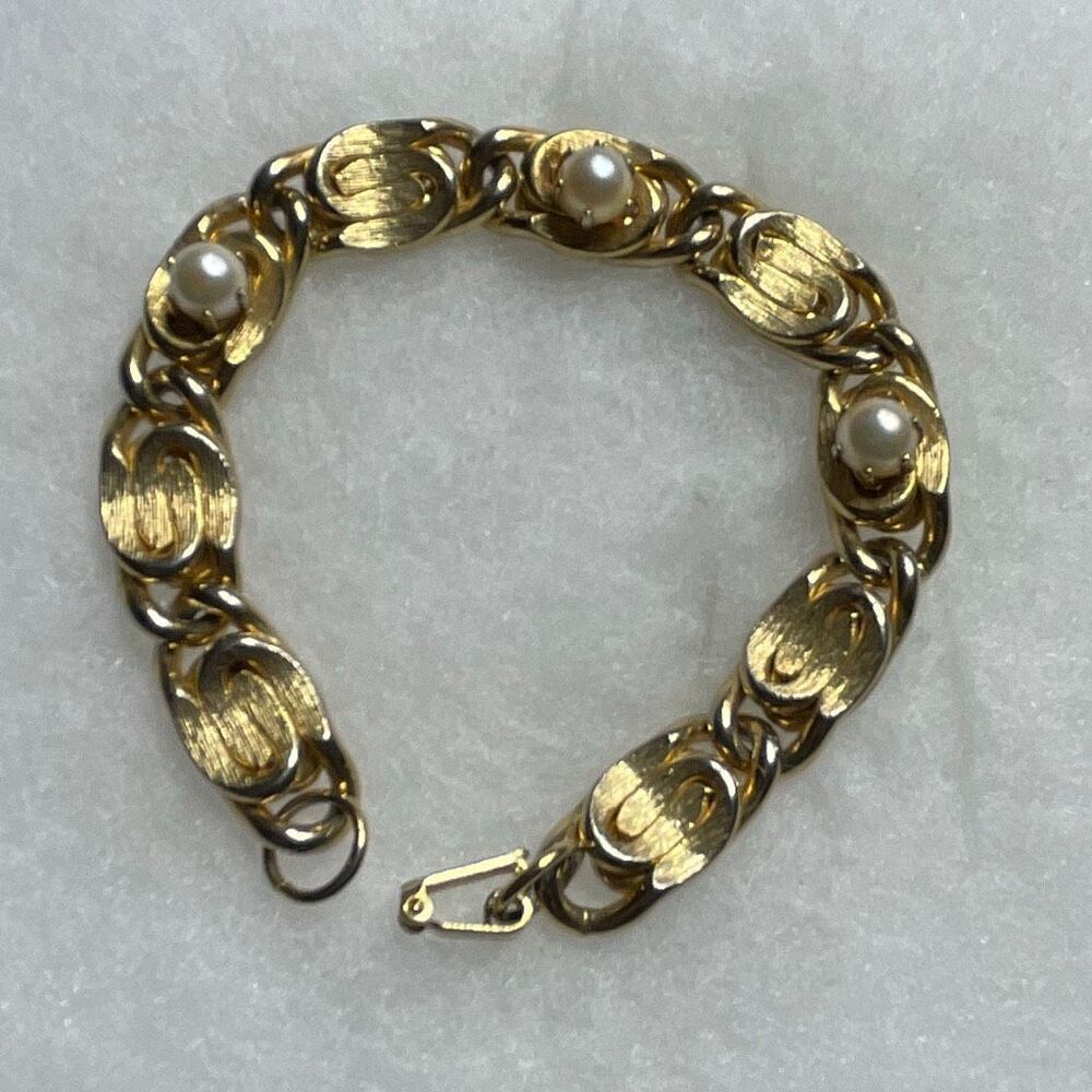 Big bold vintage gold tone faux pearl bracelet